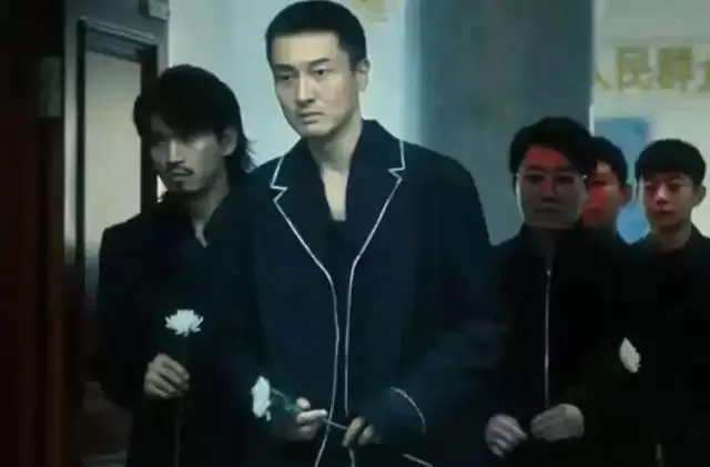 《低智商犯罪》周荣狱中自杀触发真凶双线揭露：表面替罪羊，实为权力棋局中的弃子：资讯配图