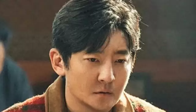 《低智商犯罪》播出两集登顶收视榜，荒诞悬疑风格引发观众热议：情报图