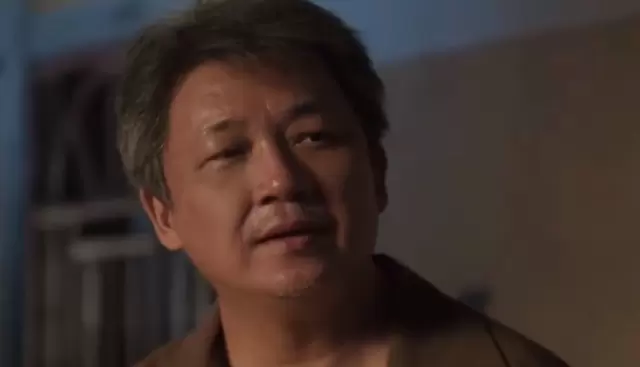 《黑夜告白》红色童车成核心物证,乔素清与415户主信息异常引疑:现场图 《黑夜告白》红色童车成核心物证,乔素清与415户主信息异常引疑:现场图
