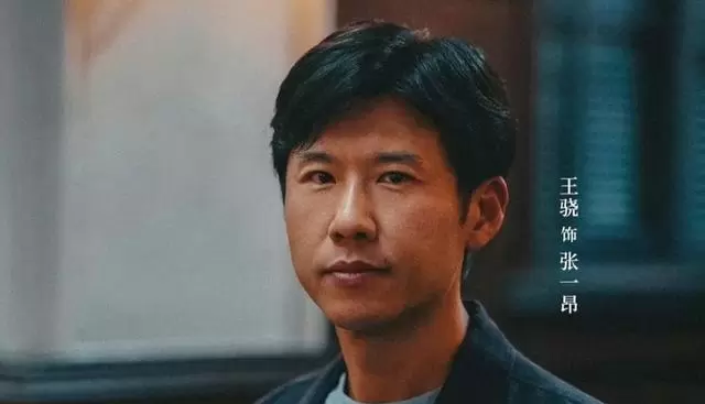 《低智商犯罪》播出两集登顶收视榜，荒诞悬疑风格引发观众热议：资讯配图
